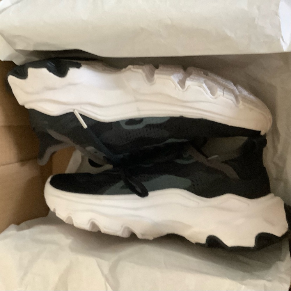 Sorel Kinetic Black & White Sneakers-Sz 7 - Picture 2 of 11